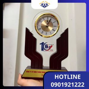 Đồng hồ để bàn in logo